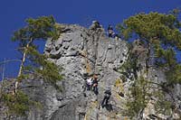 Gerolstein; Gerolsteiner Dolomiten mit dem Kletterfelsen Hstley UND Kletterern die die Felswand hinaufklettern; Rocks of Gerolstein named Dolomiten with climbing rock named Hustley and climbers