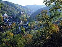 Heimbach, Kreis Dren, Eifel, Blick auf Ort mit Burg Hengenbach und Landschaft im Herbst