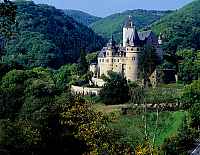 Nettetal, Mayen, Landkreis Mayen-Koblenz, Eifel, Vulkaneifel, Sankt Johann, Blick auf Schloss Brresheim, Buerresheim und Landschaft  