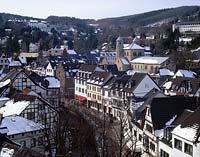 Bad Mnstereifel, Muenstereifel, Kreis Euskirchen, Eifel, Blick auf Ort mit Schnee in Winterlandschaft  