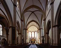 Mnstermaifeld, Landkreis Mayen-Koblenz, Maifeld, Eifel, Blick in Stiftskirche St. Martin und St. Severus auf Altar   