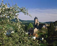Blick zur Bertradaburg in Mrlenbach in der Vulkaneifel in der Verbandsgemeinde Gerolstein im Landkreis Vulkaneifel in Rheinland-Pfalz,