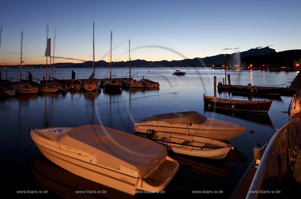 Bardolineo, Abendstimmung nach Sonnenuntergang, Blick vom Hafen ueber den Gardasee mit Booten; Bardoline view from the port at lake garda with boats after sunset;