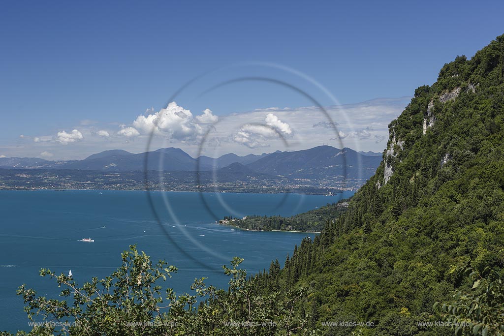 Bardolino, Blick ueber den Gardasee mit "Punta San Viglio" und "Rocca di Garda" (rechts) zum Westufer; Bardolino, voew over Lake Garda with "Punta San Viglio" and "Rocca di Garda" to the west bank.