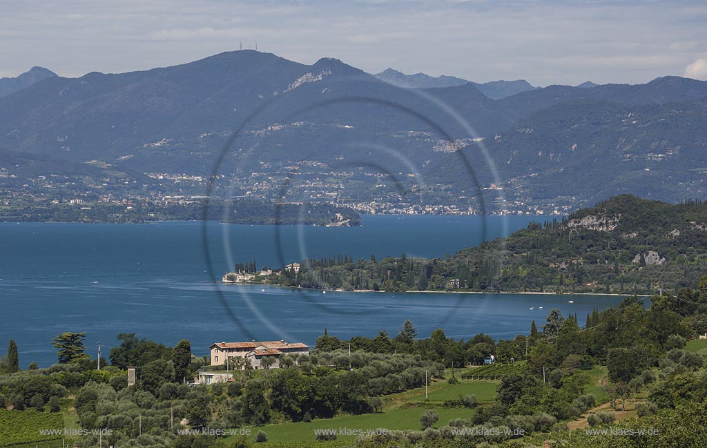 Bardolino, Blick ueber den Gardasee mit "Punta San Vigilio" zum Westufer; Bardolino, voew over Lake Garda with "Punta San Vigilio" to the west bank.