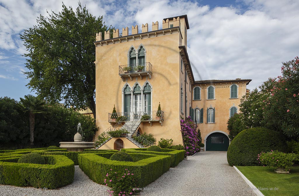 Bardolino, "Villa Delle Rose" mit Wolkenhimmel; Bardolino, "Villa Delle Rose" with clouded sky.