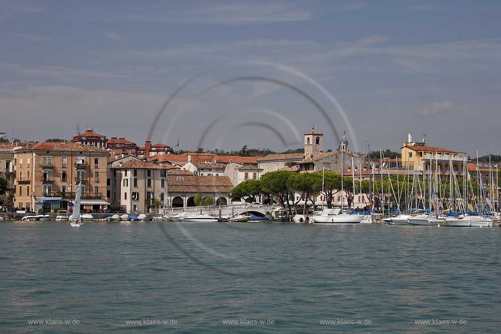 Desenzano, Blick vom Gardasee zur Stadt mit Promenade, Hafen und dort anliegenden Segelbooten; Desenzano, view to promande with port and sailboats.