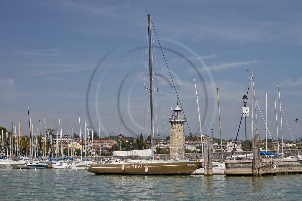 Desenzano, Blick zur Hafenmole mit dem Leuchtturm und anliegenden Segelbooten; Desenzano, view to mole with lighthouse and sailboats.
