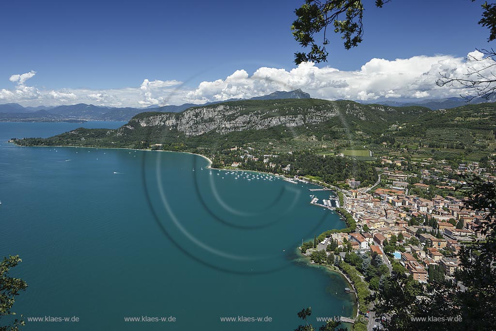 Blick vom "Rocca di Garda" auf die Bucht von Garda mit dem Gardasee; View from the "Rocca di Garda" to the bay of Garda and Lake Garda.