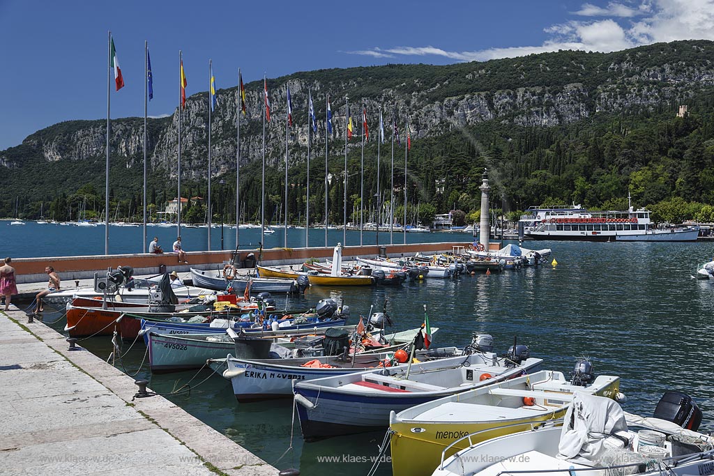 Garda, Hafen mit Booten; Garda, port with boats.