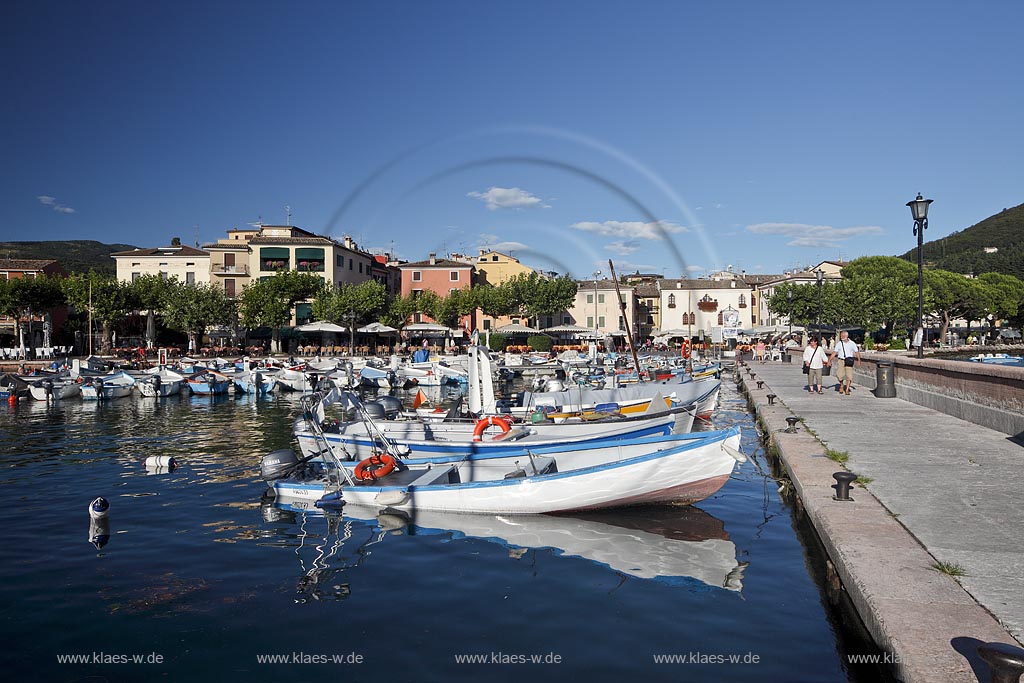Garda Hafen mit Fischerbooten und dem Piazza Catullo und Palazzo dei Capitani im Hintergrund; Garda port with fishing boats and Palazzo dei Capitani in backgound