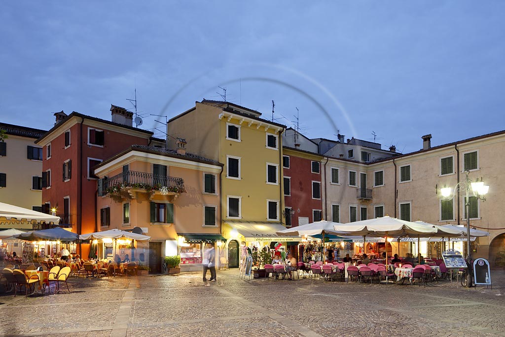 Garda Piazza Catullo mit bunten Haeusern zur blauen Stunde; Garda Piazza Catullo with prettiy painted houses during blue hour 