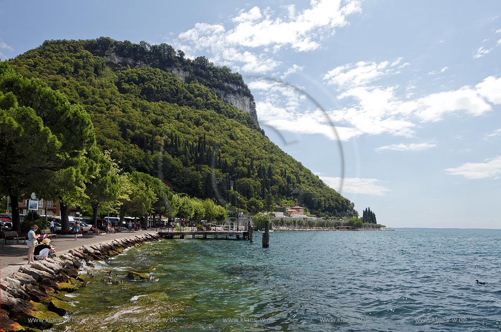 Garda Blick von der Promenade mit Gardasee zum Rocca di Garda; Garda view from promenade with Lake garda to the mountain Rocca di Garda