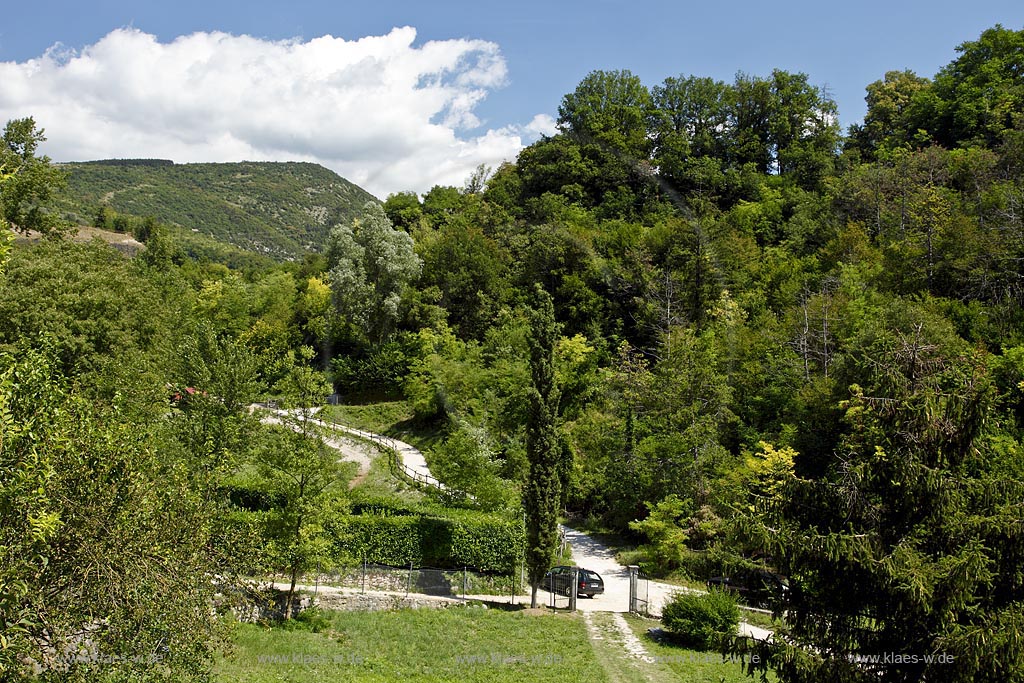 Garda Landschaft mit Wanderweg im Tal der Muehlen in Sommerlandschaft; Garda valley of mills, summer landscape with hiking path; Garda Val dei Mulini, Rocca di garda, Lago di garda