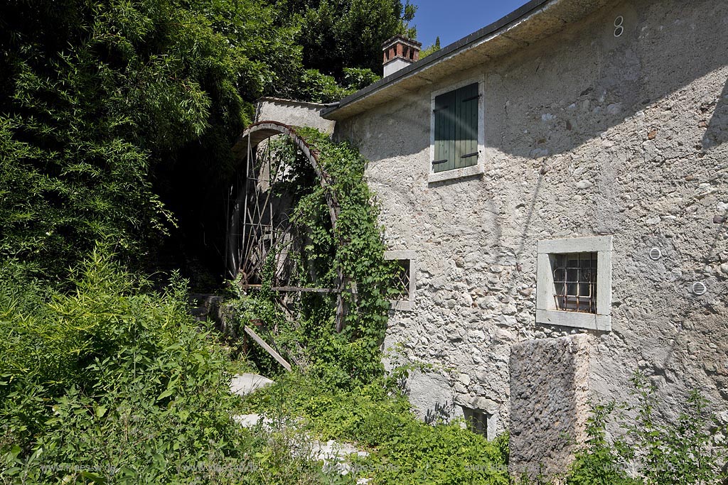 Garda alte Muehle mit Muehlrad im Tal der Muehlen; Garda water mill with mill wheel in the valley of mills; Garda Val dei Mulini