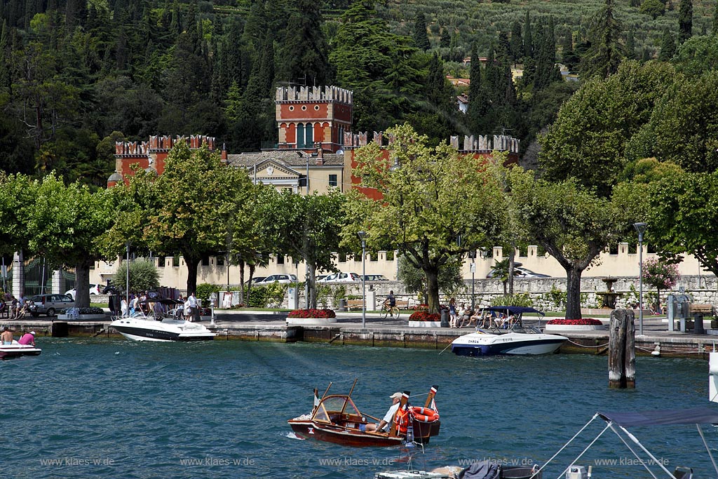 Garda, Blick vom Gardasee ueber Promenade zur Villa Albertini; Garda view vom lake garda over promenade to Villa Albertini