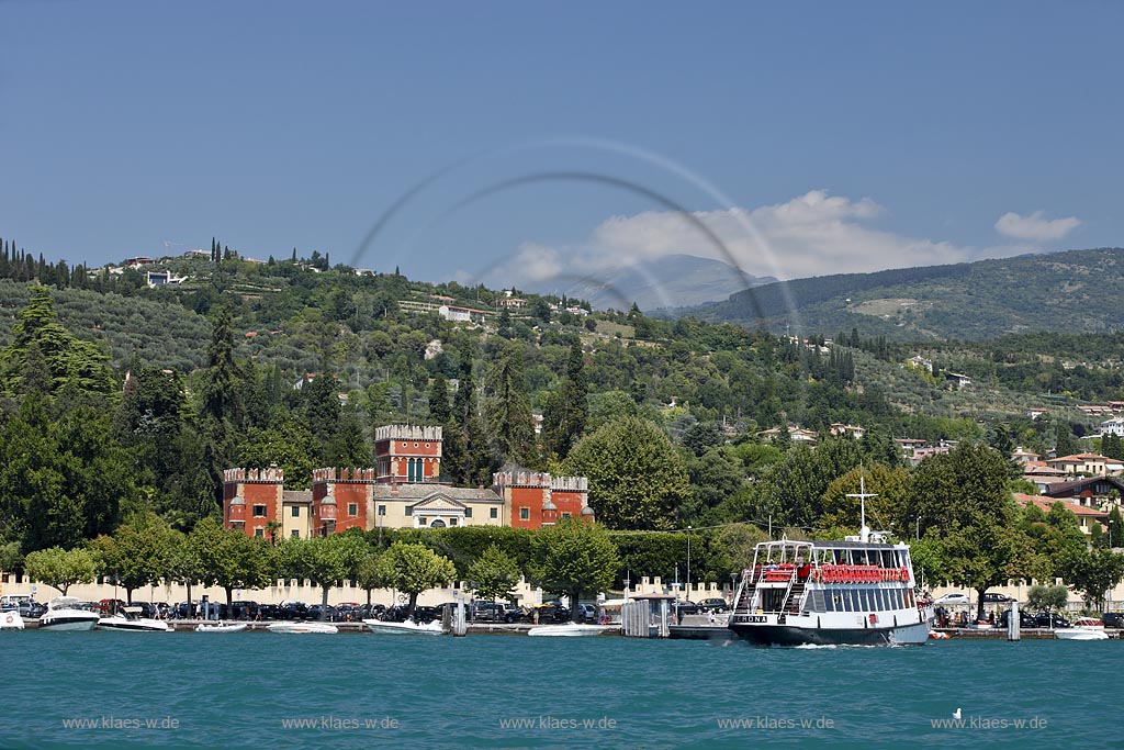 Garda, Blick vom Gardasee ueber Promenade zur Villa Albertini; Garda view vom lake garda over promenade to Villa Albertini