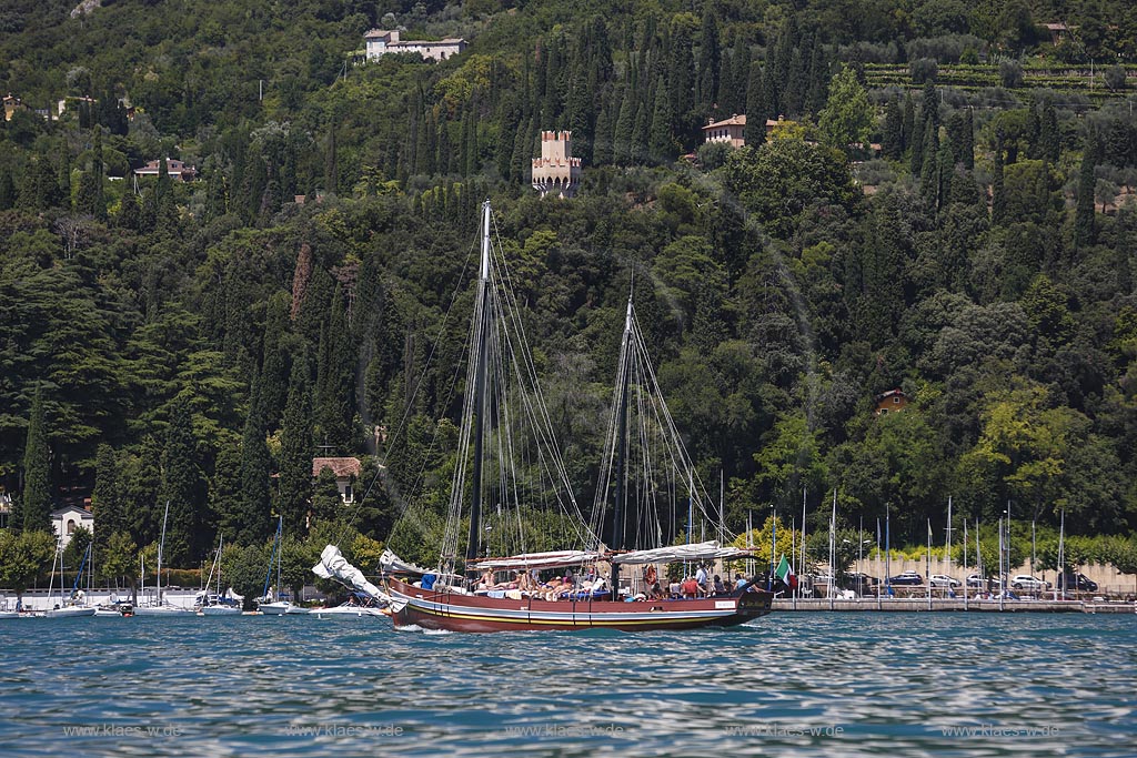 Garda, antiker Zweimaster "San Nicolo" auf dem Gardasee; Garda, ancient two-mast boat "San Nicolo" on Lake Garda.