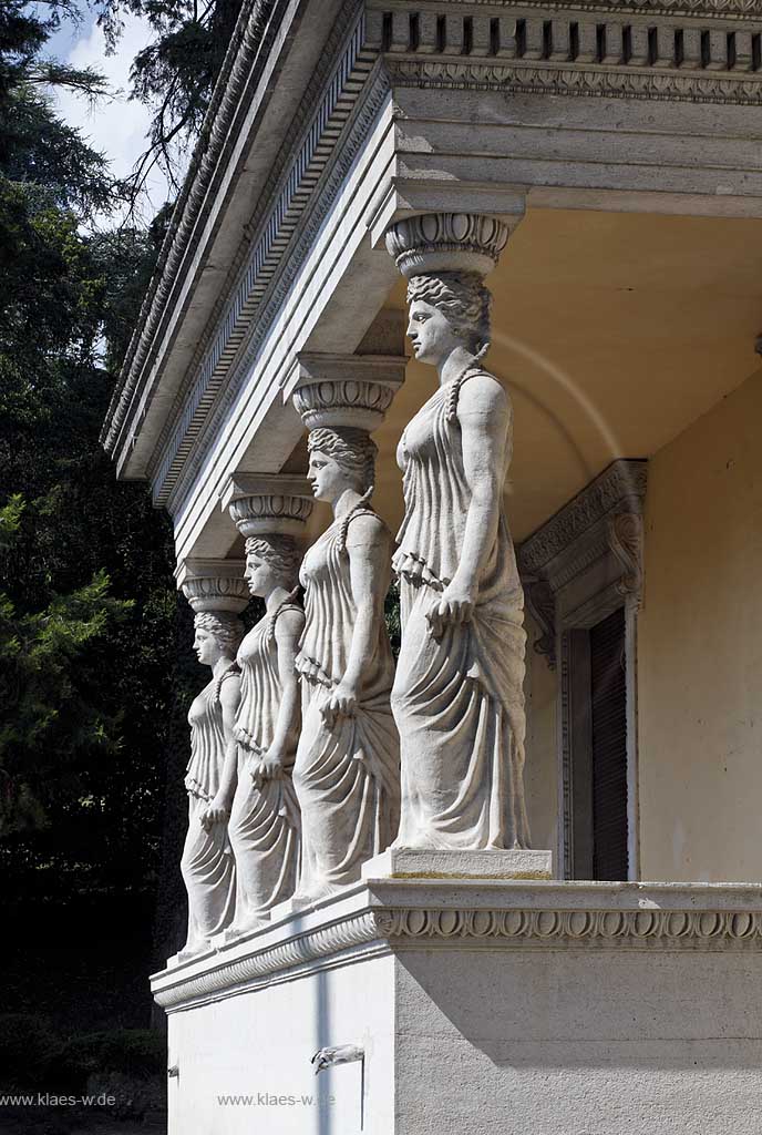 Gardone Riviera, die klassischen Statuen, Figurensaeulen an einer seitlichen Veranda der Villa Alba; Gardone Riviera, Villa Alba detail withclassical statues