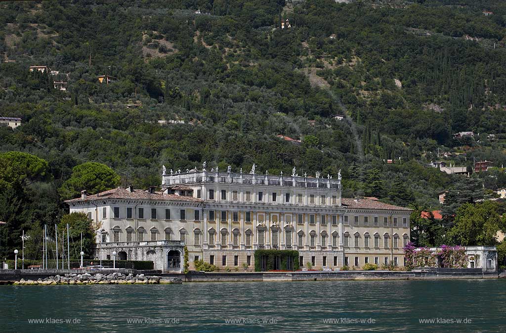 Gargnano Bogliaco, Blick vom Gardasee zur Villa Bettoni, Seeseite; Gargnano Bogliaco, view from Lake Garda, seafront od Villa Bettoni
