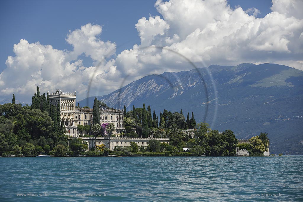 Blick auf "Isola del Garda" mit Villa; View to "Isola del Garda" with mansion.