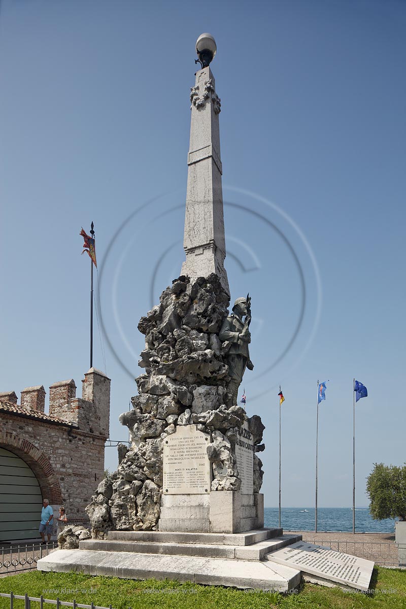 Lazise, Gardassee, Denkmal fuer Kriegsgefallene neben dem venezianischen Zoll; Lazise, Lake Garda, war victim memoirial beside the Venetian custom house 