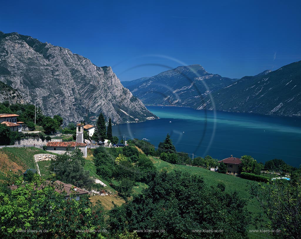 Limone Sul Garda, Region Lombardei, Provinz Brescia, Gardasee, Blick ber, ueber Bassanega auf Gardasee und Berge