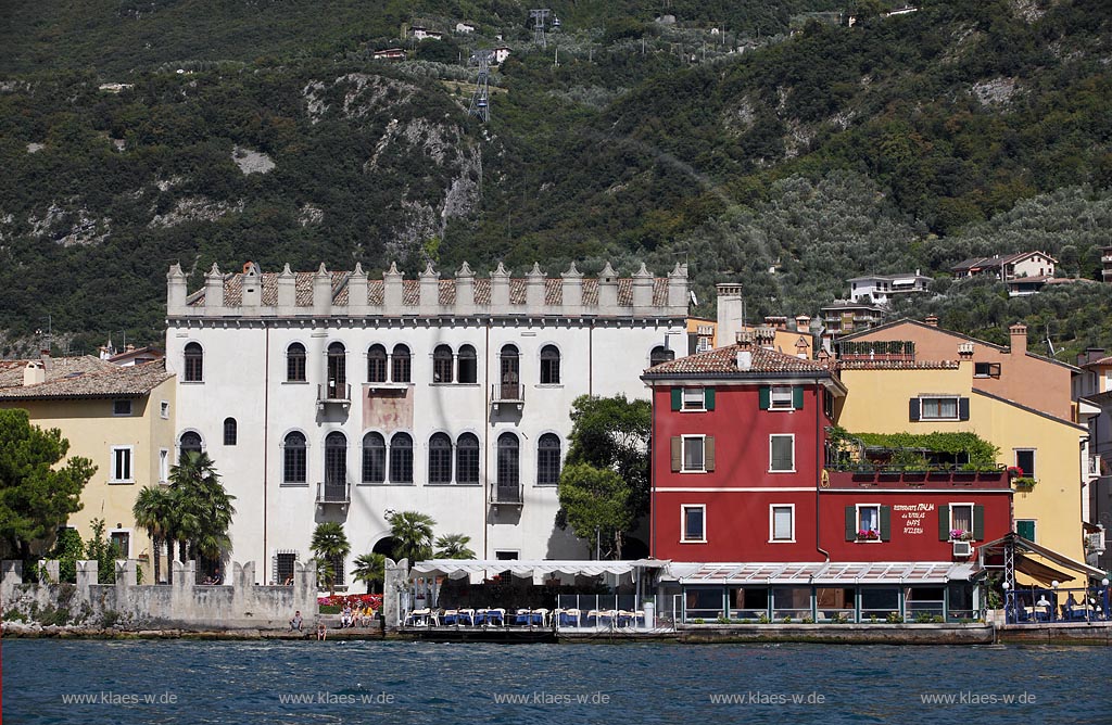 Malcesine, Blick vom Gardasee auf den Palazzo dei Captani del Lago, Seeseite; Malcesine, view from Lake Garda to the seafront of Palazzo dei Captani del Lago