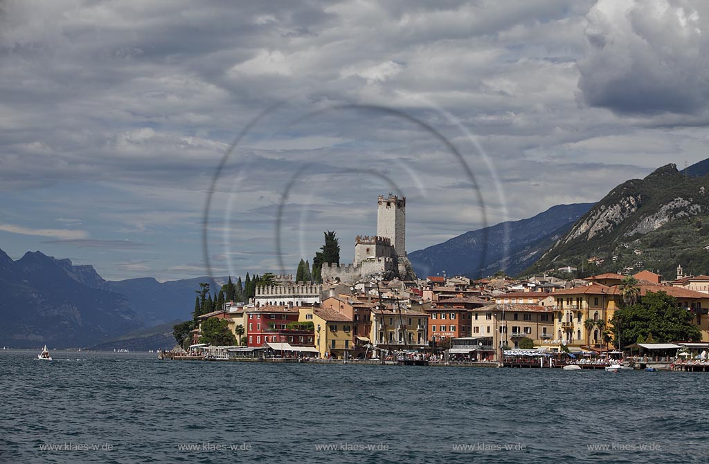 Malcesine, Panoramablick vom Gardasee auf den Ort mit Scaligerburg und Hafen, Seeseite; Malcesine, panorama view from Lake Garda to the seafront of Malcesine with Scaliger castle and port