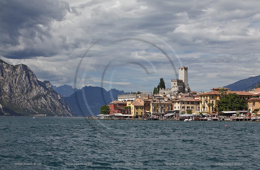 Malcesine, Panoramablick vom Gardasee auf den Ort mit Scaligerburg und Hafen, Seeseite; Malcesine, panorama view from Lake Garda to the seafront of Malcesine with Scaliger castle and port