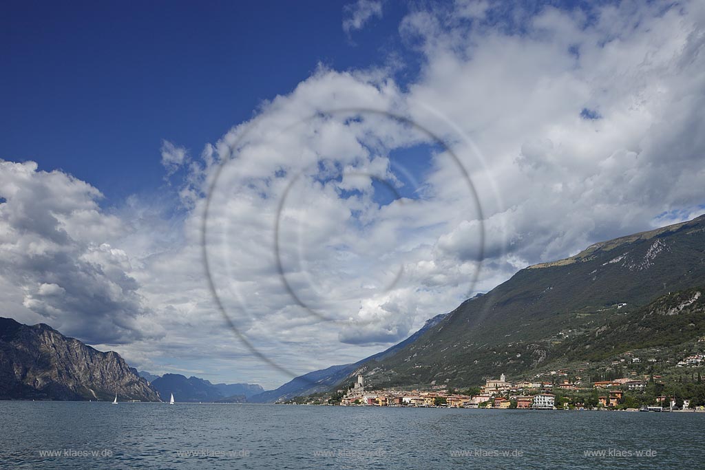 Malcesine, Panoramablick vom Gardasee auf den Ort mit SMonte Baldo, Seeseite, Wolkenstimmung; Malcesine, panorama view from Lake Garda to Malcesine with  Monte Baldo, atmospheric clouds