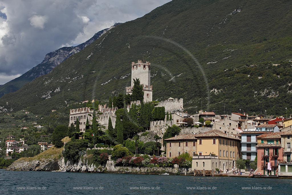 Malcesine, Panoramablick vom Gardasee auf den Ort mit Scaligerburg gegen Monte Baldo, Seeseite; Malcesine, panorama view from Lake Garda to the seafront of Malcesine with Scaliger castle and Monte Baldo