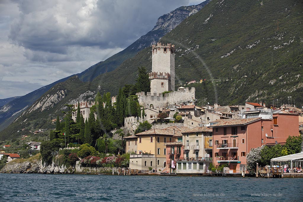 Malcesine, Panoramablick vom Gardasee auf den Ort mit Scaligerburg gegen Monte Baldo, Seeseite; Malcesine, panorama view from Lake Garda to the seafront of Malcesine with Scaliger castle and Monte Baldo