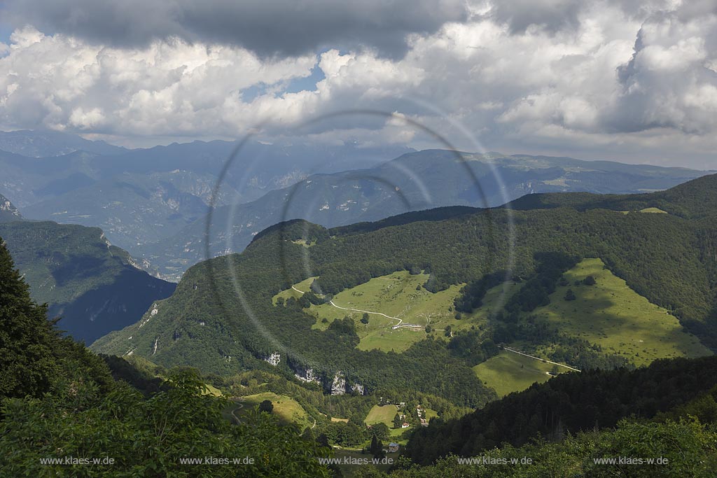 Blick von "Monte Baldo" ins Hinterland; View from "Monte Baldo" to the hinterland.