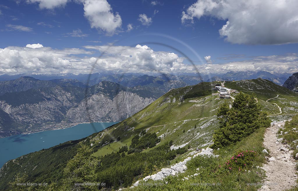 Blick von "Monte Baldo" mit Seilbahn auf den Gardasee; View from "Monte Baldo" with cable car to Lake Garda.