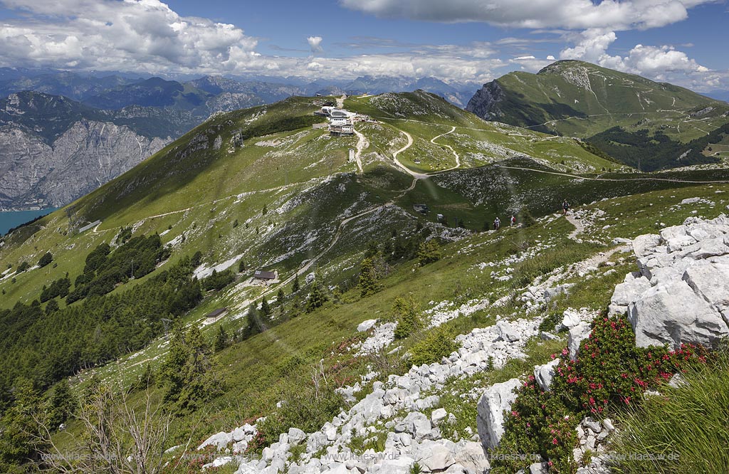 Blick von "Monte Baldo" mit Seilbahn und Bergstation auf den Gardasee; View from "Monte Baldo" with cable car and summit station to Lake Garda.