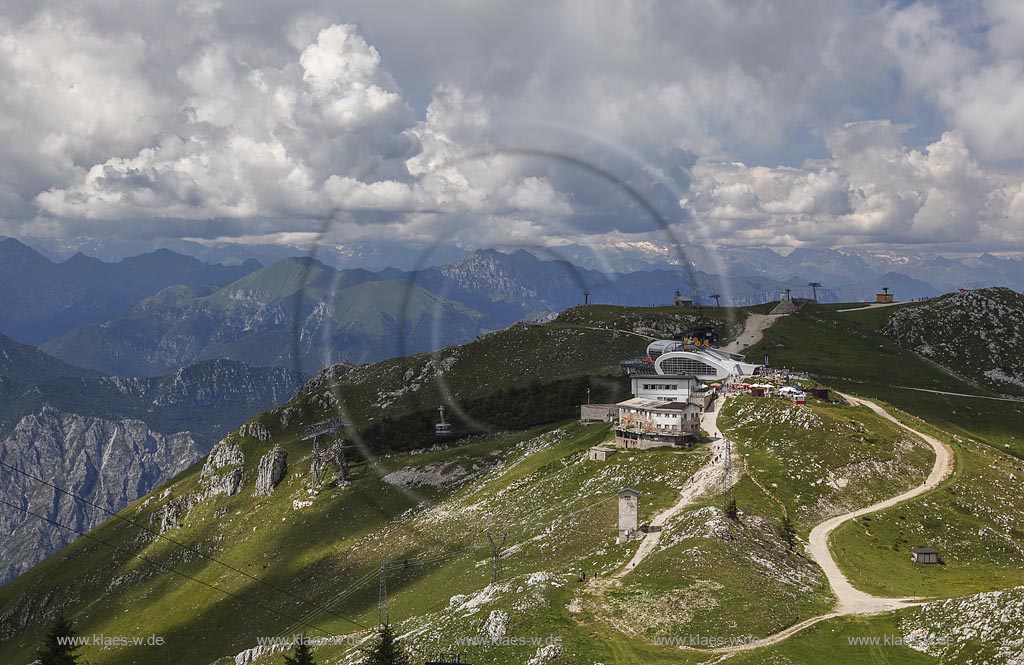 Blick von "Monte Baldo" mit Seilbahn und Bergstation auf den Gardasee; View from "Monte Baldo" with cable car and summit station to Lake Garda.