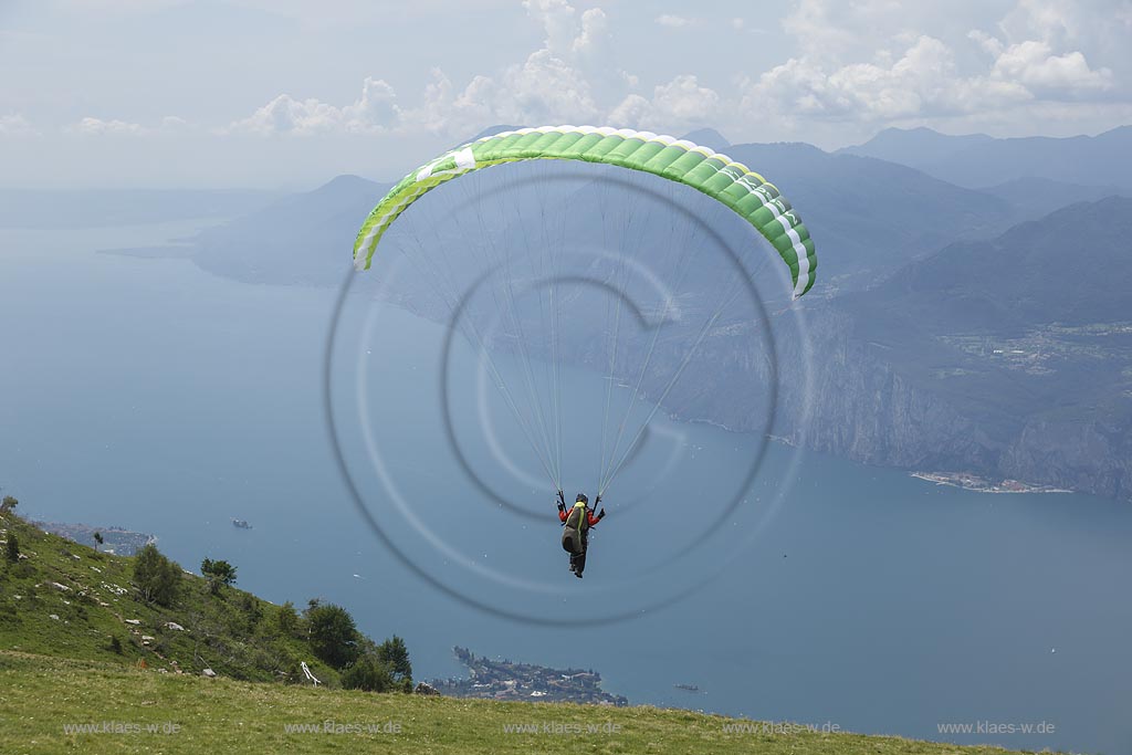 Blick von "Monte Baldo" ueber den Gardasee mit Gleitschirmflieger; View from "Monte Baldo" to Lake Garda with paraglider.