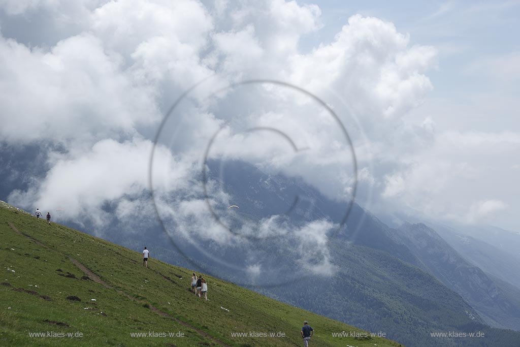 Blick von "Monte Baldo" mit Wanderern und Gleitflieger; View from "Monte Baldo" with hikers ans paraglider.