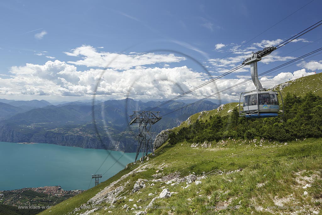 Blick von "Monte Baldo" auf die Seilbahn "Funivia Malcesine" mit dem Gardasee; View from "Monte Baldo" to cable car "Funivia Malcesine" with Lake Garda.