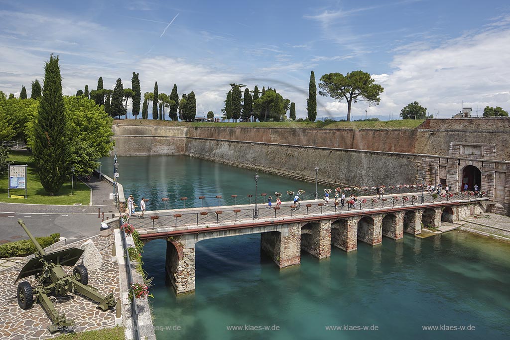 Peschiera del Garda, Blick auf die Feste am Gardasee mit Bruecke und "Porta Brescia"; Peschiera del Garda, view to the fortress at Lake Garda with bridge and "Porta Brescia".