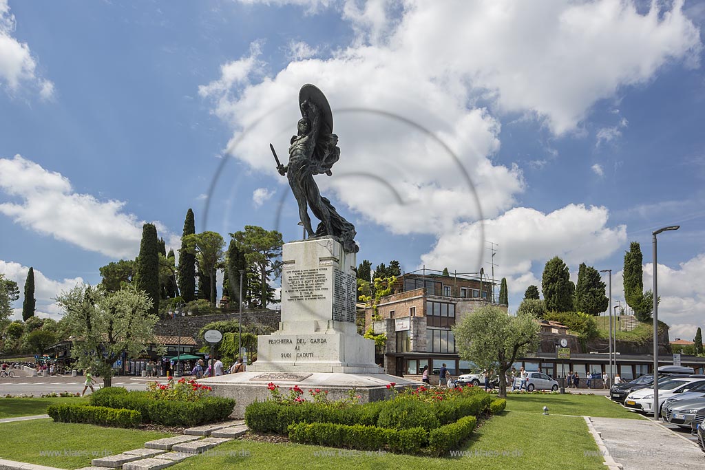 Peschiera del Garda, Blick auf das Monument "Monumento ai Caduti"; Peschiera del Garda, view to the monument "Monumento ai Caduti".