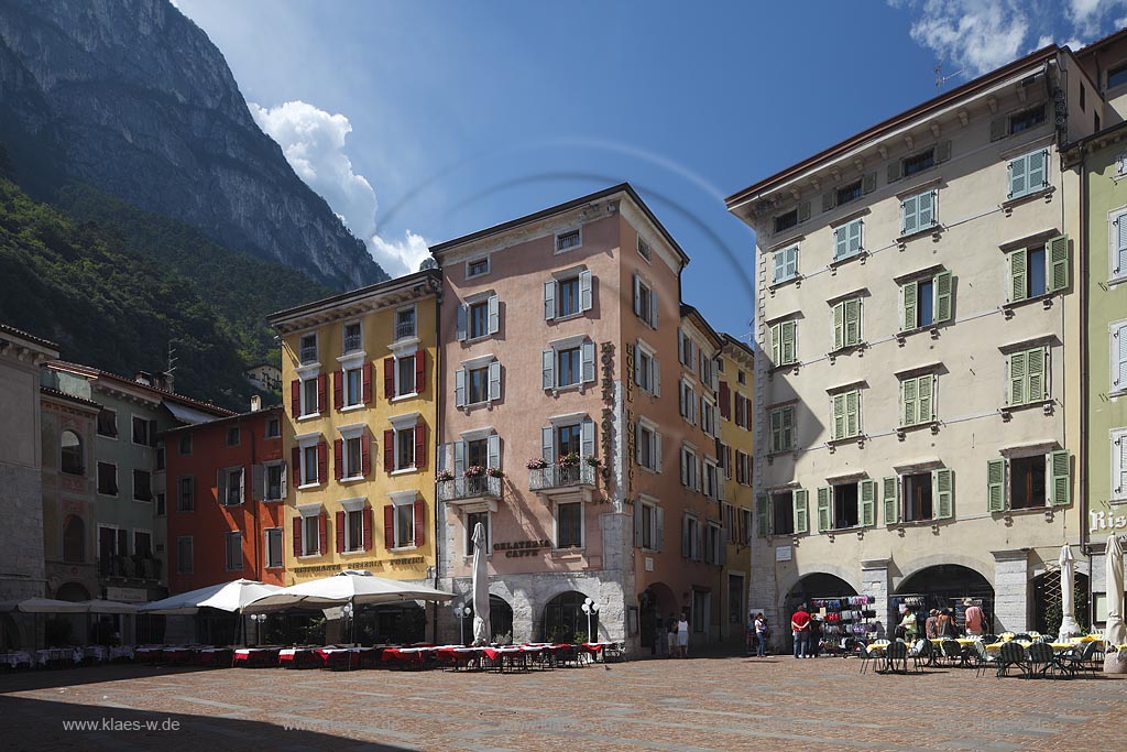 Riva del Garda, Altsdadt, bunte Heauser vor schroff abfallendem Berghang; Riva del Garda, old town, prettily painted houses 