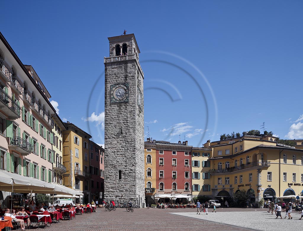 Riva del Garda, Piazza 3 Novembre, Platz des 3. November,  mit dem Torre Apponale, einem Uhrenturm aus dem 13. Jahrhundert; Riva del Garda,  Piazza 3 Novembre with its 13th century partico is dominated by Torre Apponale