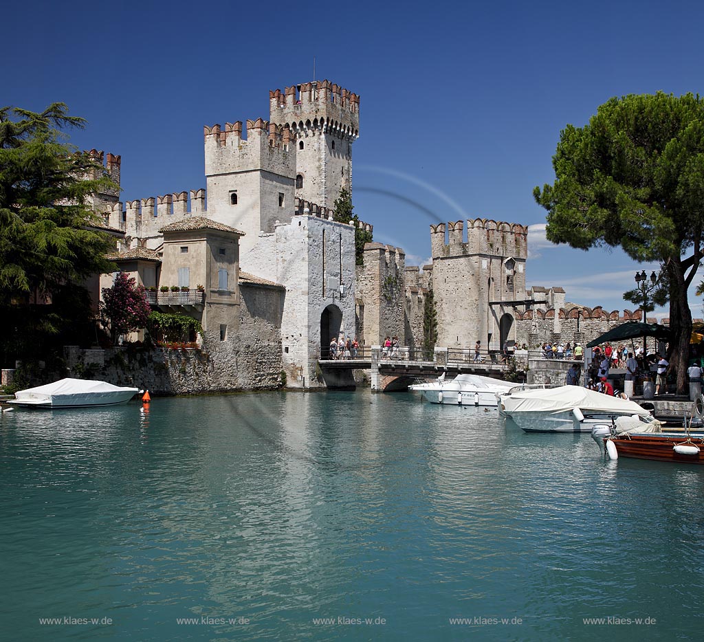 Sirmione, Blick vom Hafen mit Motorbooten zur Scaliger Burg; Sirmione, view from port with with motorboats to the Scaliger castle