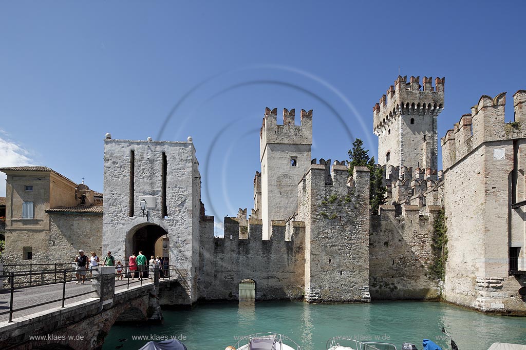 Sirmione, Blick zur Scaliger Burg, frontal; Sirmione, view to the frontside of Scaliger castle