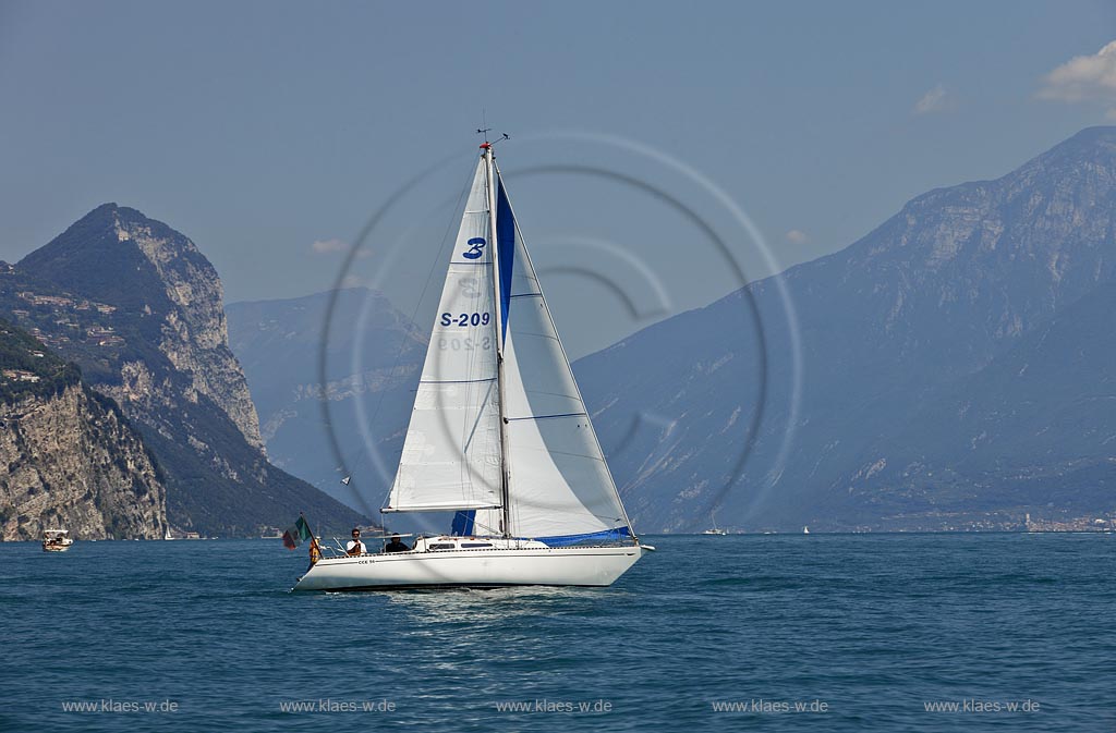 Gardasee Segelyacht auf dem See mit Berglandschaft im Hintergrund; Lake garda, sailing yacht on the lake with mountains in the background