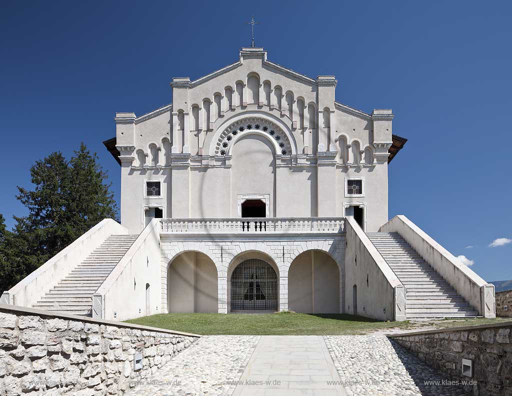 Tignale, Santuario della Madonna di Montecastello, Wallfahrtskirche in Tignale; Tignale, Santuario della Madonna di Montecastell pilgrims church in Tignale.