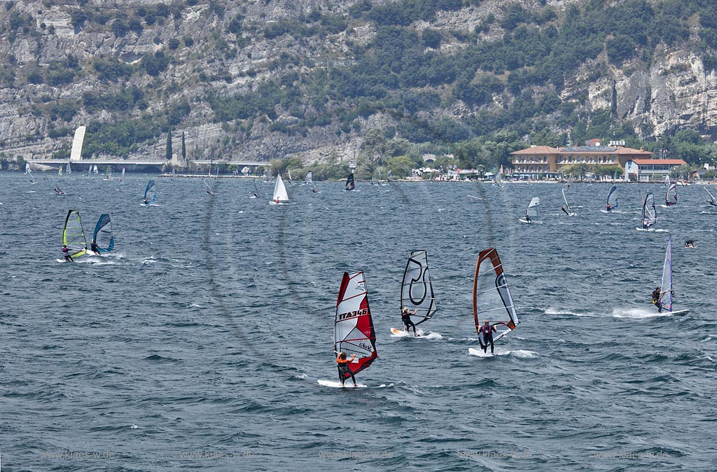 Torbole sul Garda, Surfern auf dem Gardasee bei stuermischem Wind; Torbole sul Garda, Lake Garda with wind surfers, windy