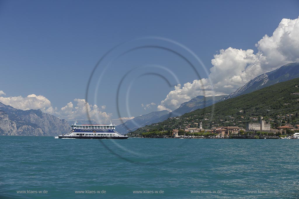 Gardasee, Faehre "Travesta Torri Maderno Mincio"; Gardasee, ferry boat "Travesta Torri Maderno Mincio".